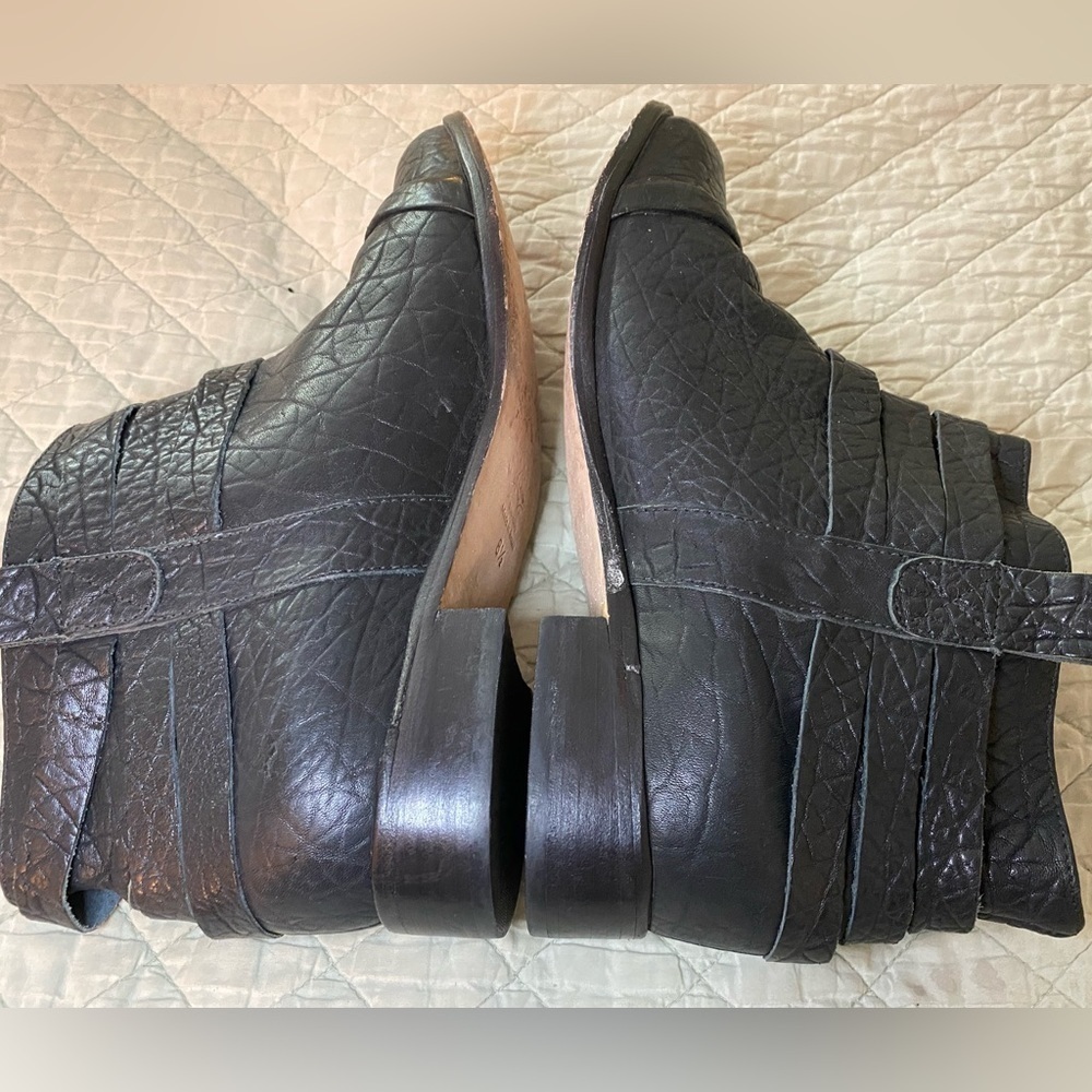 Matt Bernson short boots, size 8.5.  Textured black leather. Slip on. - Picture 2 of 9